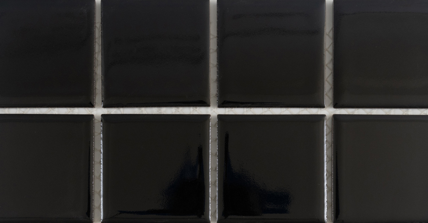 International-Coda-Black-Glossy-Swatch-320830