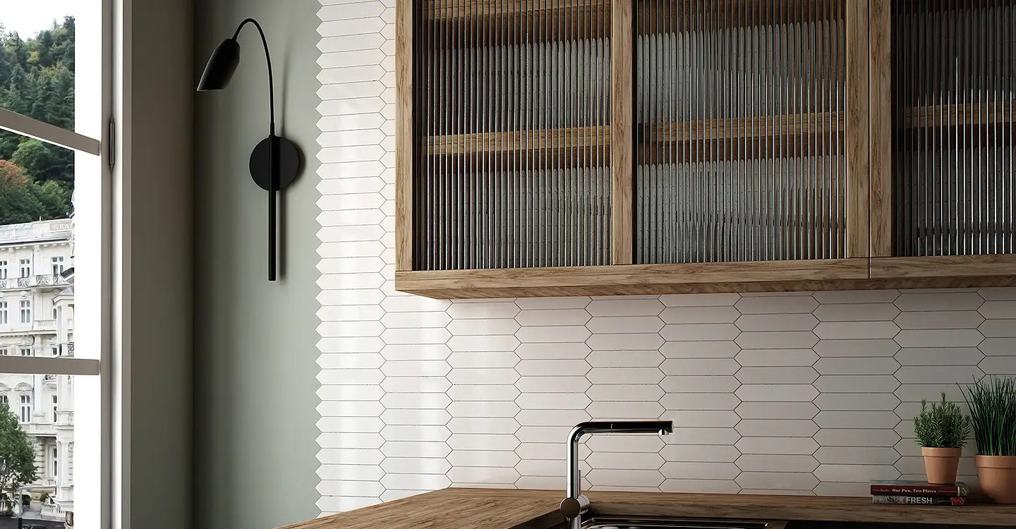 Casey-Parade-White-Glossy-Swatch-388279