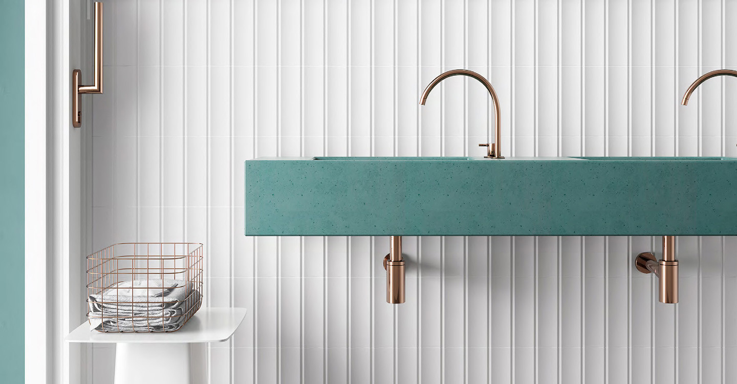 Casey-Roulette-Out-White-Glossy-Swatch-388176 (2)