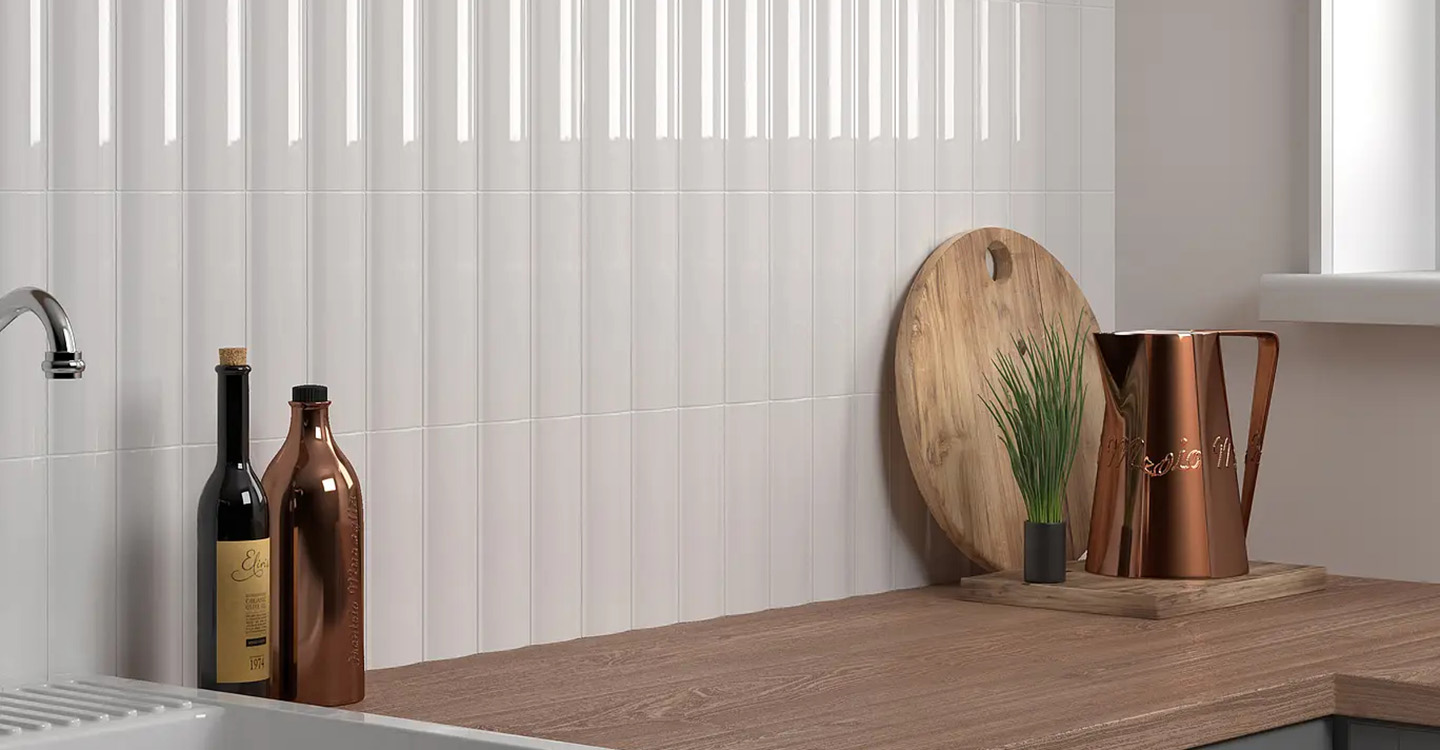 Casey-Roulette-Out-White-Glossy-Swatch-388176