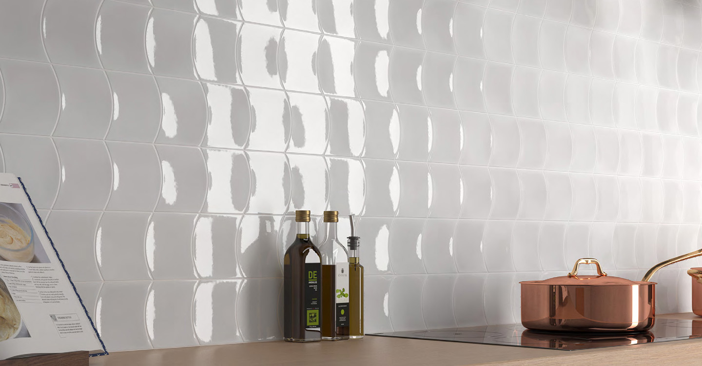 Casey-Billow-White-Glossy-Swatch-388206