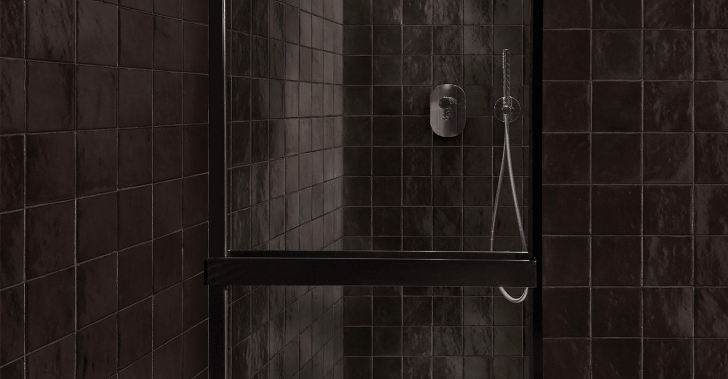 Bristol-Granada-Carbon-Glossy-455860-4x4-Install