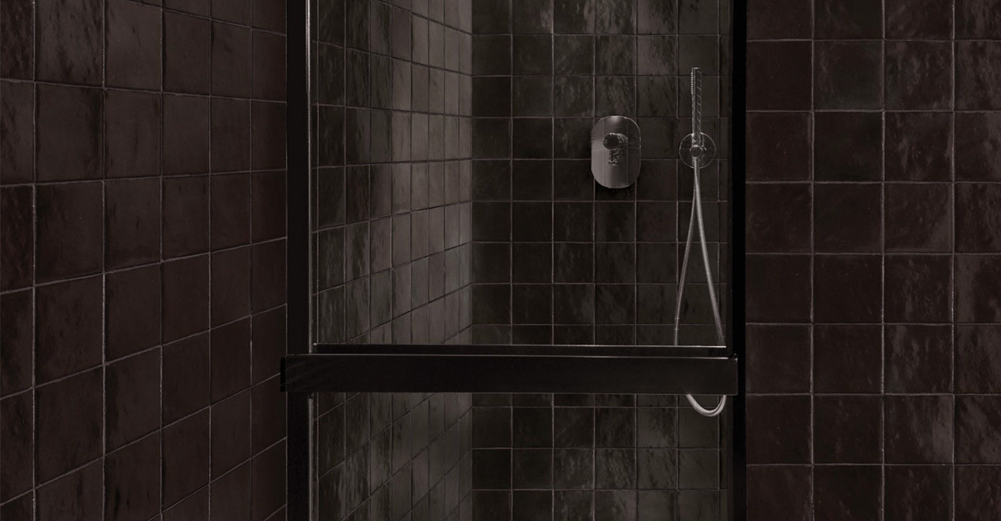 Bristol-Granada-Carbon-Glossy-455860-4x4-Install