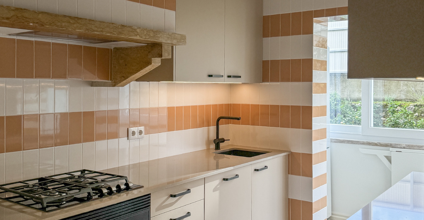 Anselmo-Plano-Apricot-Glossy-452800-001-Install