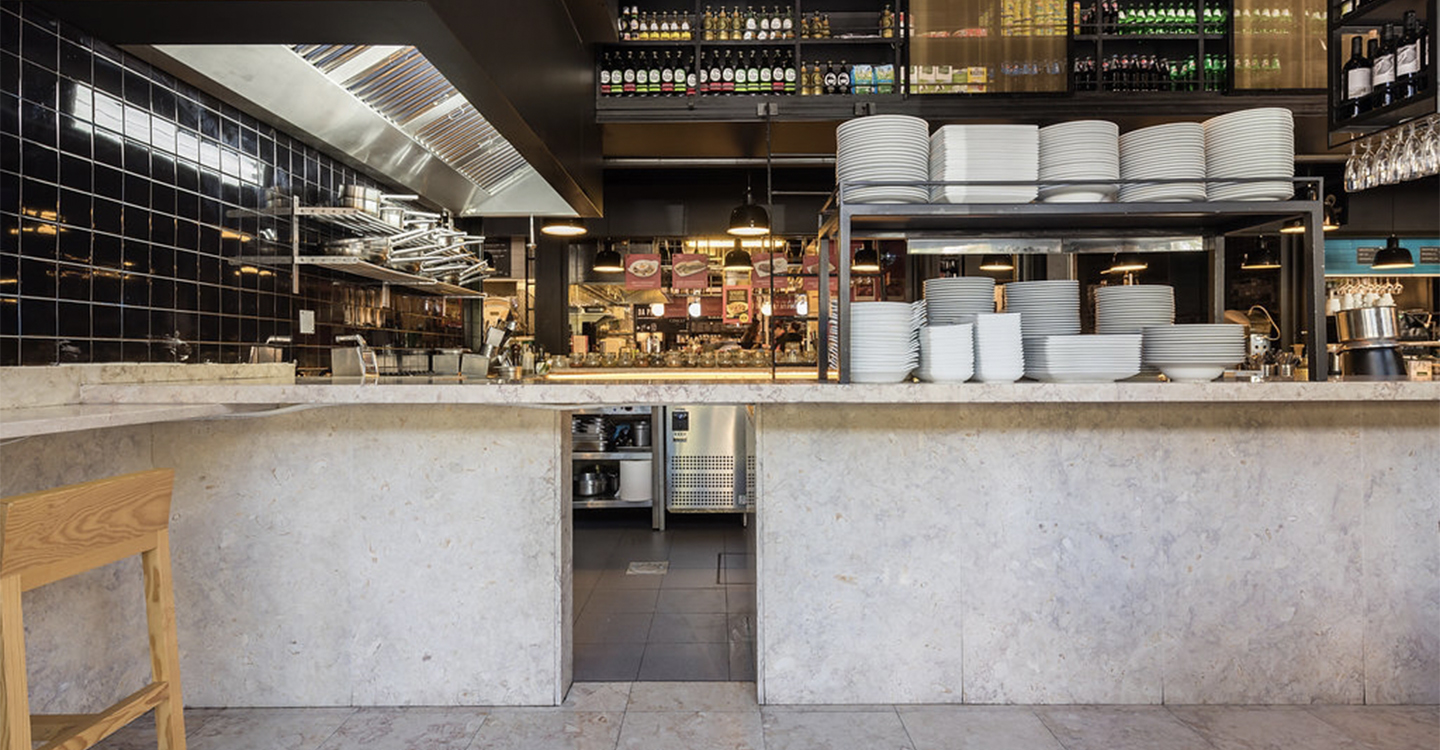 Anselmo-Plano-Black-Glossy-452806-002-Install