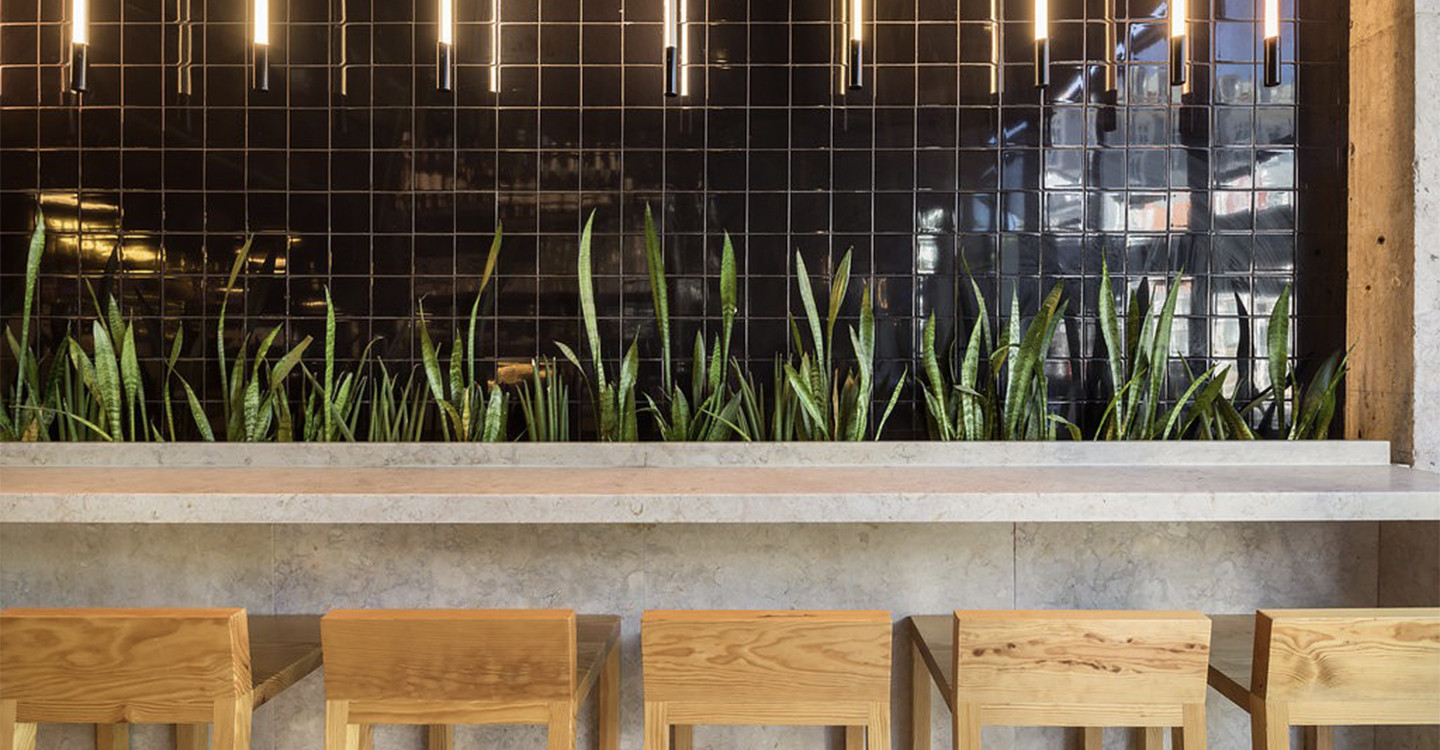 Anselmo-Plano-Black-Glossy-452806-003-Install