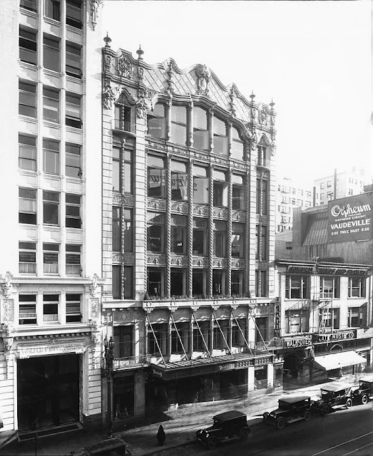 Historic photograph of the Desmond Building on Broadway in Downtown Los Angeles.